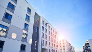 modern Wohnung Gebäude im sonnig Tag. Außen, Wohn Haus Fassade. Wohn Bereich mit modern, Neu und stilvoll Leben Block von Wohnungen. foto