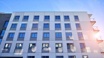 modern Wohnung Gebäude im sonnig Tag. Außen, Wohn Haus Fassade. Wohn Bereich mit modern, Neu und stilvoll Leben Block von Wohnungen. foto