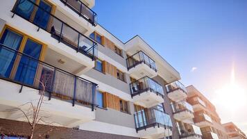 modern Wohnung Gebäude im sonnig Tag. Außen, Wohn Haus Fassade. Wohn Bereich mit modern, Neu und stilvoll Leben Block von Wohnungen. foto