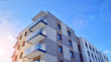 modern Wohnung Gebäude im sonnig Tag. Außen, Wohn Haus Fassade. Wohn Bereich mit modern, Neu und stilvoll Leben Block von Wohnungen. foto