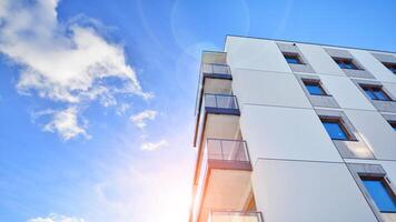 modern Wohnung Gebäude im sonnig Tag. Außen, Wohn Haus Fassade. Wohn Bereich mit modern, Neu und stilvoll Leben Block von Wohnungen. foto