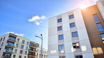 modern Wohnung Gebäude im sonnig Tag. Außen, Wohn Haus Fassade. Wohn Bereich mit modern, Neu und stilvoll Leben Block von Wohnungen. foto