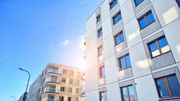 modern Wohnung Gebäude im sonnig Tag. Außen, Wohn Haus Fassade. Wohn Bereich mit modern, Neu und stilvoll Leben Block von Wohnungen. foto