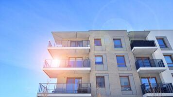 modern Wohnung Gebäude im sonnig Tag. Außen, Wohn Haus Fassade. Wohn Bereich mit modern, Neu und stilvoll Leben Block von Wohnungen. foto