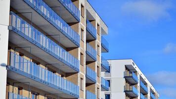 modern Wohnung Gebäude im sonnig Tag. Außen, Wohn Haus Fassade. Wohn Bereich mit modern, Neu und stilvoll Leben Block von Wohnungen. foto