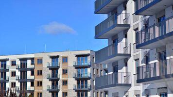 modern Wohnung Gebäude im sonnig Tag. Außen, Wohn Haus Fassade. Wohn Bereich mit modern, Neu und stilvoll Leben Block von Wohnungen. foto