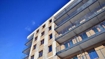 modern Wohnung Gebäude im sonnig Tag. Außen, Wohn Haus Fassade. Wohn Bereich mit modern, Neu und stilvoll Leben Block von Wohnungen. foto