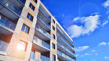 modern Wohnung Gebäude im sonnig Tag. Außen, Wohn Haus Fassade. Wohn Bereich mit modern, Neu und stilvoll Leben Block von Wohnungen. foto