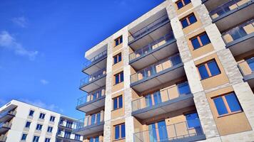 modern Wohnung Gebäude im sonnig Tag. Außen, Wohn Haus Fassade. Wohn Bereich mit modern, Neu und stilvoll Leben Block von Wohnungen. foto