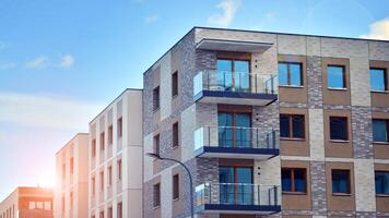 modern Wohnung Gebäude im sonnig Tag. Außen, Wohn Haus Fassade. Wohn Bereich mit modern, Neu und stilvoll Leben Block von Wohnungen. foto