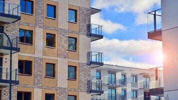 modern Wohnung Gebäude im sonnig Tag. Außen, Wohn Haus Fassade. Wohn Bereich mit modern, Neu und stilvoll Leben Block von Wohnungen. foto