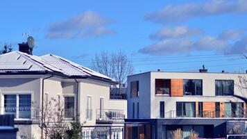 Neu bauen Single Familie Haus. Vorort- Bereich mit modern geometrisch Familie Haus. foto