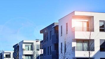 modern Wohnung Gebäude im sonnig Tag. Außen, Wohn Haus Fassade. Wohn Bereich mit modern, Neu und stilvoll Leben Block von Wohnungen. foto