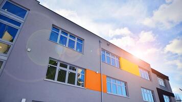 mehrfarbig Fassaden von das Schule mit Weiß Fenster Rahmen. foto