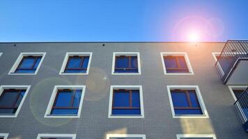 modern Wohnung Gebäude im sonnig Tag. Außen, Wohn Haus Fassade. Wohn Bereich mit modern, Neu und stilvoll Leben Block von Wohnungen. foto