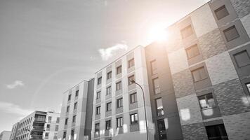 Fragment von das Gebäude Fassade mit Fenster und Balkone. modern Wohnung Gebäude auf ein sonnig Tag. Fassade von ein modern Wohn Gebäude. schwarz und Weiß. foto