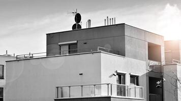 Fragment von das Gebäude Fassade mit Fenster und Balkone. modern Wohnung Gebäude auf ein sonnig Tag. Fassade von ein modern Wohn Gebäude. schwarz und Weiß. foto