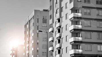 Fragment von das Gebäude Fassade mit Fenster und Balkone. modern Wohnung Gebäude auf ein sonnig Tag. Fassade von ein modern Wohn Gebäude. schwarz und Weiß. foto