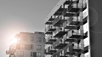 Fragment von das Gebäude Fassade mit Fenster und Balkone. modern Wohnung Gebäude auf ein sonnig Tag. Fassade von ein modern Wohn Gebäude. schwarz und Weiß. foto