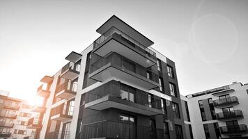 Fragment von das Gebäude Fassade mit Fenster und Balkone. modern Wohnung Gebäude auf ein sonnig Tag. Fassade von ein modern Wohn Gebäude. schwarz und Weiß. foto