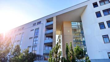 Öko Stadt mit modern Außen Design von Wohnung Gebäude und Landschaftsbau. Garten Hof durch Wohn Gebäude.. zeitgenössisch Öko freundlich Wohn die Architektur. umweltfreundlich Leben im ein Stadt. foto