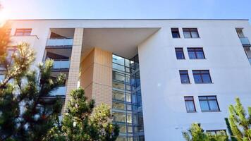 Öko Stadt mit modern Außen Design von Wohnung Gebäude und Landschaftsbau. Garten Hof durch Wohn Gebäude.. zeitgenössisch Öko freundlich Wohn die Architektur. umweltfreundlich Leben im ein Stadt. foto