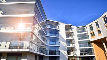 modern die Architektur von städtisch Wohn Wohnung Gebäude. Wohnung Gebäude Außen, Wohn Haus Fassade. foto