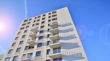 modern die Architektur von städtisch Wohn Wohnung Gebäude. Wohnung Gebäude Außen, Wohn Haus Fassade. foto