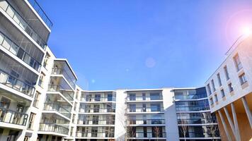 modern die Architektur von städtisch Wohn Wohnung Gebäude. Wohnung Gebäude Außen, Wohn Haus Fassade. foto