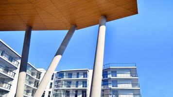 ein Wohnung Gebäude mit ein einzigartig architektonisch Lösung. ein modern Wohn Gebäude mit ein Weiß Fassade und Stehen auf hoch Beton Säulen. foto