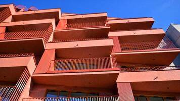 modern die Architektur von städtisch Wohn Wohnung Gebäude. Wohnung Gebäude Außen, Wohn Haus Fassade. foto