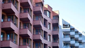 modern die Architektur von städtisch Wohn Wohnung Gebäude. Wohnung Gebäude Außen, Wohn Haus Fassade. foto