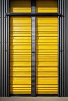 ein schwarz und Gelb industriell Gebäude mit ein Tür foto