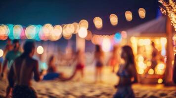 defokussiert Menschen ist haben ein Strand Party beim Nacht im das Sommer- Veranstaltung Festival Ferien auf ein verschwommen Hintergrund foto