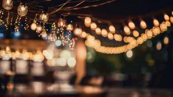 defokussiert Restaurant mit draussen Zeichenfolge Beleuchtung auf ein verschwommen Hintergrund foto