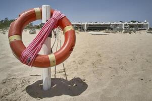 der Rettungsring am Strand foto