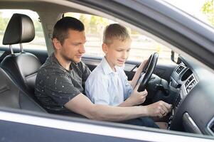 Papa zeigt an seine Sohn Wie zu Fahrt ein Wagen. das Kind ist Fahren mit Papa foto