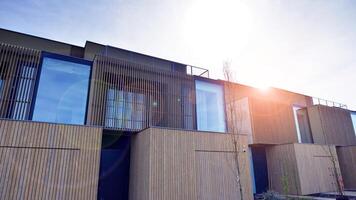 Neu Single Familie Haus im ein Neu Entwicklung Bereich. Wohn Zuhause mit modern hölzern Fassade. foto