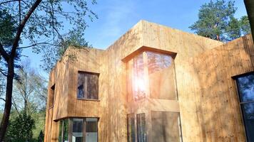 Neu Single Familie Haus. Wohn Zuhause mit modern hölzern Fassade. foto