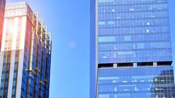 Glas Gebäude mit transparent Fassade von das Gebäude und Blau Himmel. strukturell Glas Mauer reflektieren Blau Himmel. abstrakt modern die Architektur Fragment. zeitgenössisch architektonisch Hintergrund. foto