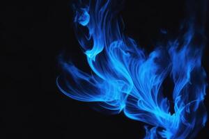 Blau Flammen auf ein schwarz Hintergrund foto