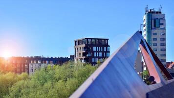 Öko die Architektur. Grün Baum und Neu Wohn Gebäude. Harmonie von Natur und Modernität. modern Wohnung Gebäude mit Neu Wohnungen im ein Grün Wohn Bereich. foto