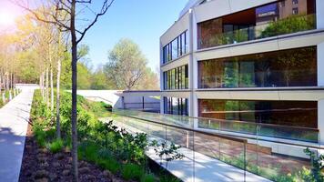 Öko die Architektur. Grün Baum und Neu Wohn Gebäude. Harmonie von Natur und Modernität. modern Wohnung Gebäude mit Neu Wohnungen im ein Grün Wohn Bereich. foto