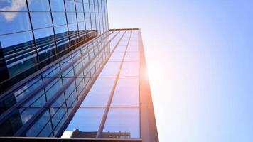 Glas Gebäude mit transparent Fassade von das Gebäude und Blau Himmel. strukturell Glas Mauer reflektieren Blau Himmel. foto