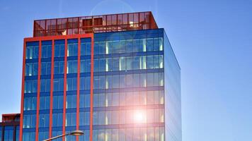 Glas Gebäude mit transparent Fassade von das Gebäude und Blau Himmel. strukturell Glas Mauer reflektieren Blau Himmel. abstrakt modern die Architektur Fragment. zeitgenössisch architektonisch Hintergrund. foto