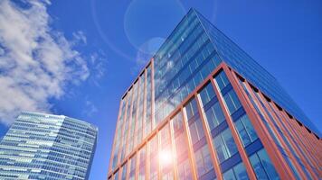 Glas Gebäude mit transparent Fassade von das Gebäude und Blau Himmel. strukturell Glas Mauer reflektieren Blau Himmel. abstrakt modern die Architektur Fragment. zeitgenössisch architektonisch Hintergrund. foto