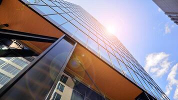 Stahl und Glas. das Gegenstand von modern die Architektur oder Konstruktion Industrie. modern Büro Gebäude Fassade mit hoch Stahl Konstruktion Elemente und voll Höhe Fenster zwischen. foto