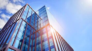 Glas Gebäude mit transparent Fassade von das Gebäude und Blau Himmel. strukturell Glas Mauer reflektieren Blau Himmel. abstrakt modern die Architektur Fragment. zeitgenössisch architektonisch Hintergrund. foto