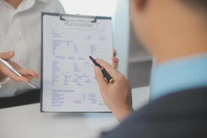 schließen oben Aussicht von Job Interview im Büro, Fokus auf fortsetzen Schreiben Tipps, Arbeitgeber Überprüfung gut Lebenslauf von bereit erfahren Antragsteller, Werber in Anbetracht Anwendung, Std Manager Herstellung Einstellung Entscheidung foto