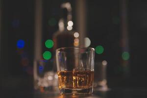 Feier Nacht, gießen Whiskey in ein Glas. geben zu freunde Wer Kommen Sie zu feiern foto